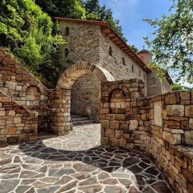 Лядовский скальный монастырь