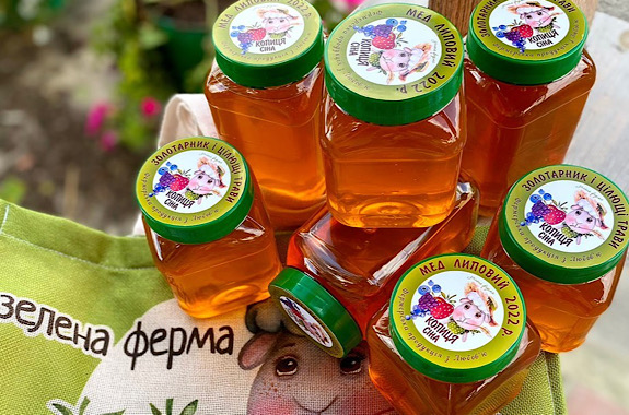 Картинка клубника на зеленой ферме 