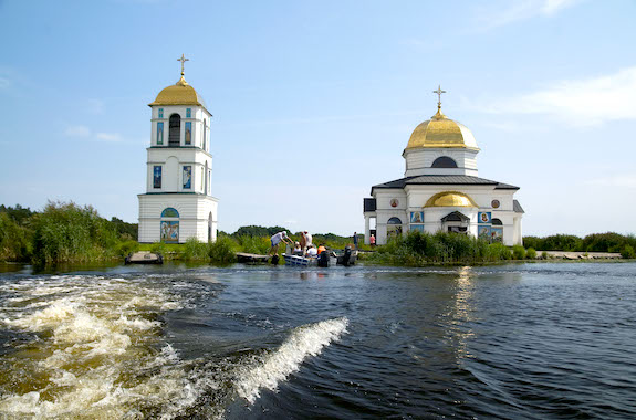 Фото затоплена церква
