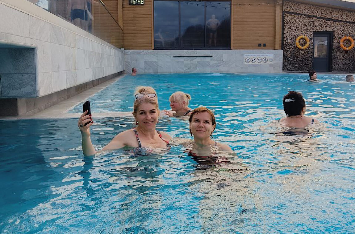 Картинка купання в басейні